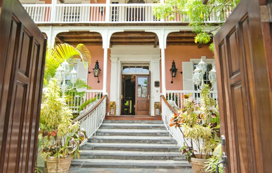 Nassau: Bites and Sites Food and Cultural Walking Tour